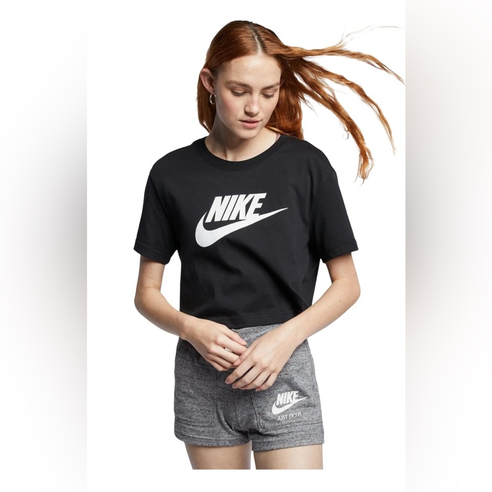Nike Sportswear Essential Women's Cropped Logo T-Shirt Black White